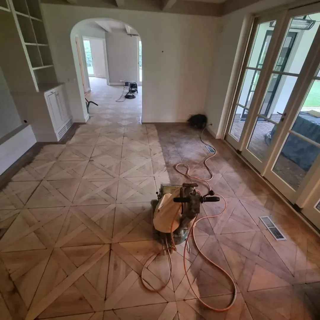Schuren van een exclusieve eiken Versailles patroonvloer