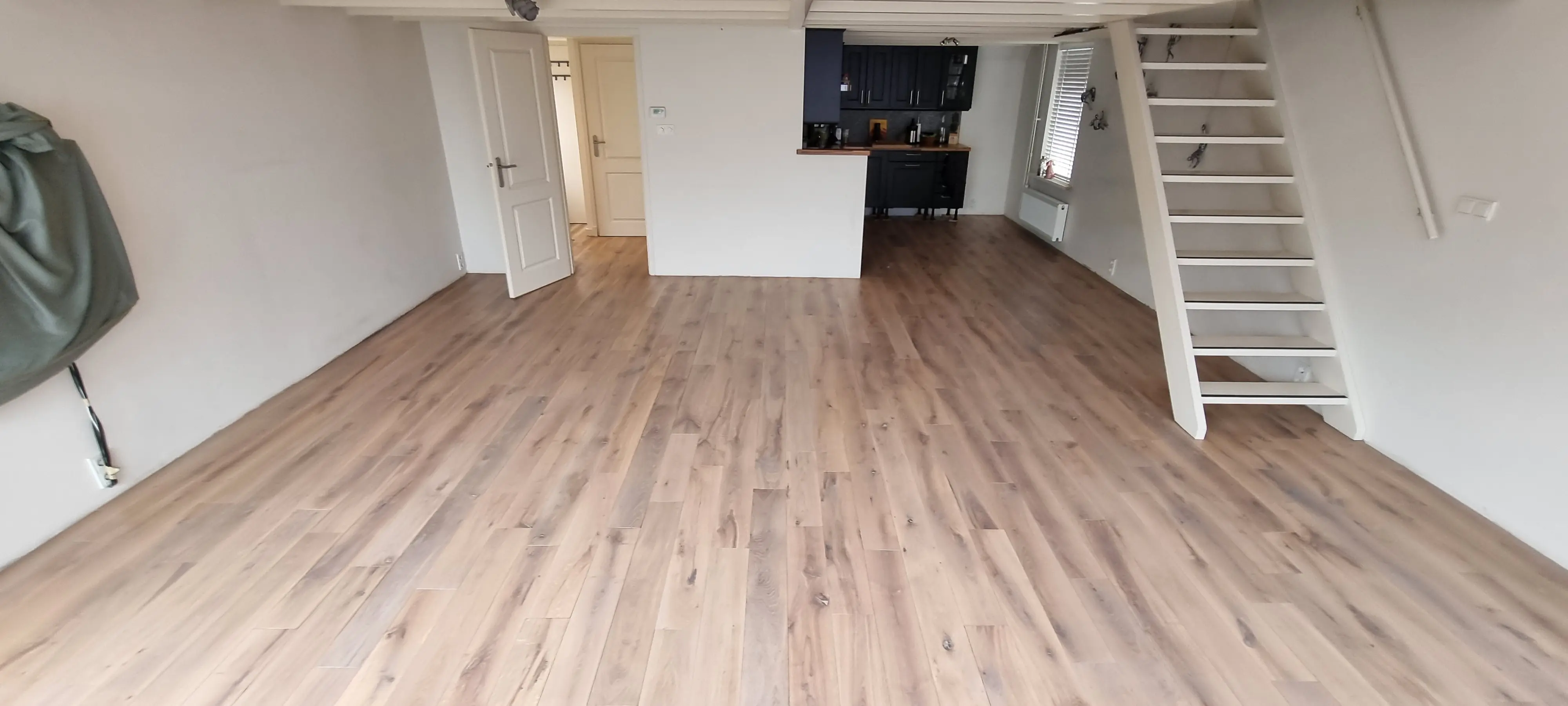 Hoogwaardige afwerking van een pas geschuurde en gelakte eiken parketvloer